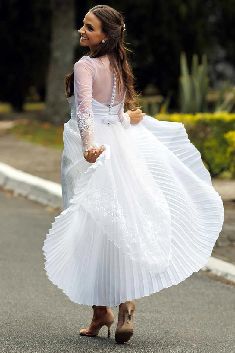 Vestido de novia de manga larga con escote corazón y largo hasta la rodilla